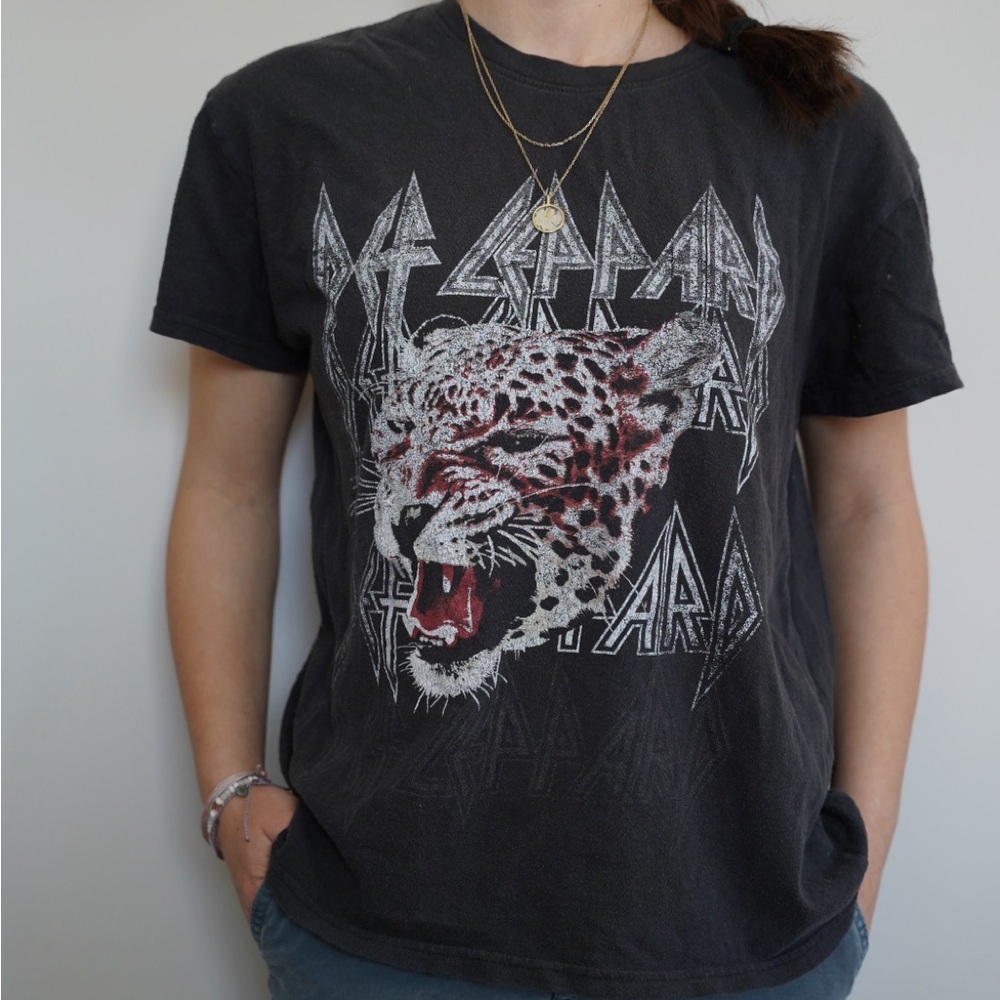 Def Leppard Graphic Tee – Women’s Large (Fits S/M)